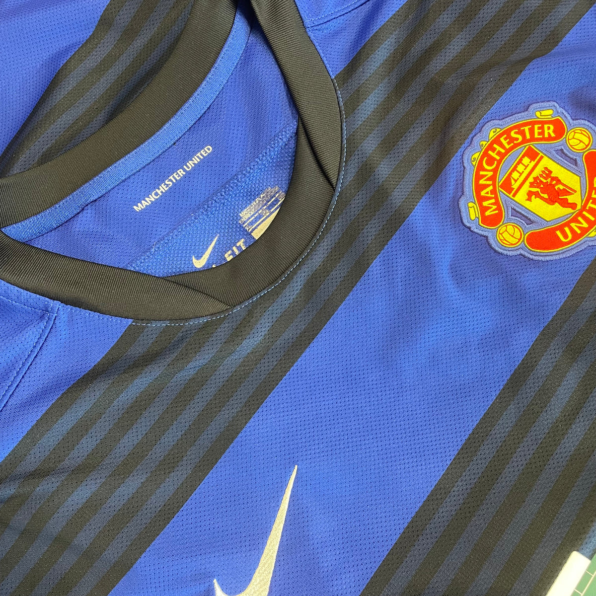 2011-13 Manchester United Away Shirt [Excellent] XL — Looking after your Manchester United Away jersey | The Vault