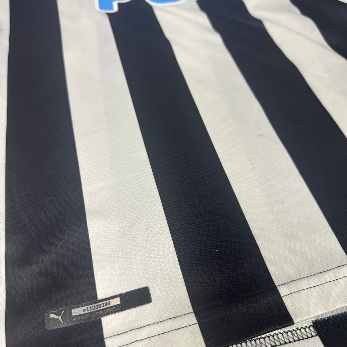2017-18 Newcastle United Home Shirt [Excellent] M — Looking after your Newcastle United Home jersey | The Vault