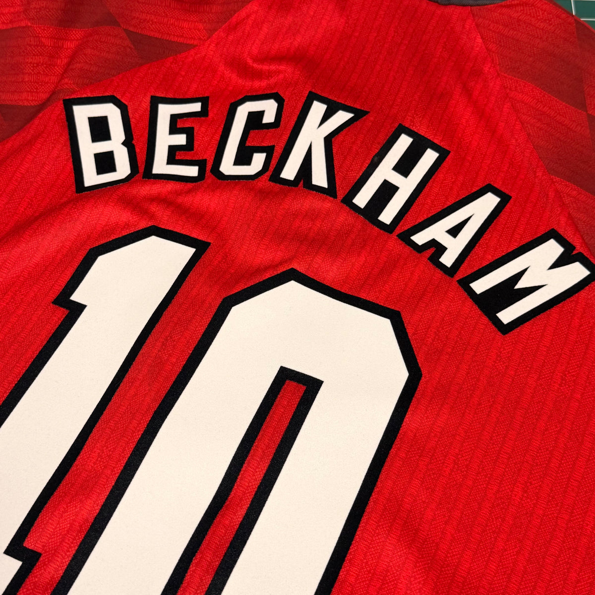 1996-98 Manchester United Home Shirt Beckham 10 [Good] XL — How we grade our retro Manchester United shirts | The Vault