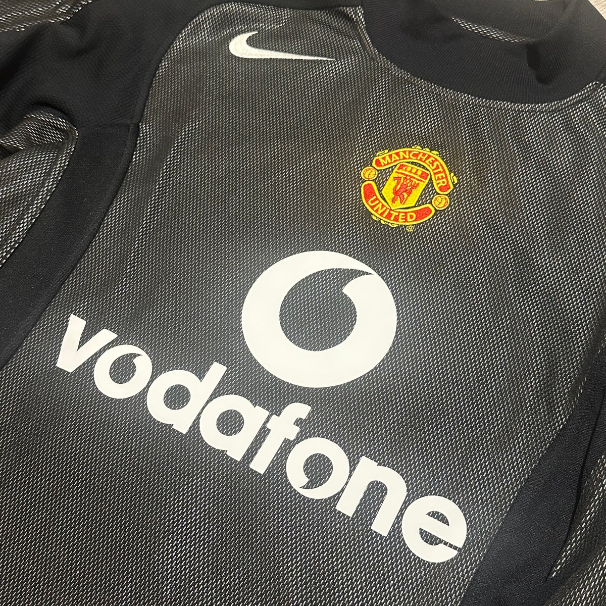 2004-05 Manchester United Goalkeeper Shirt Carroll 13 [Perfect] S — Looking after your Manchester United Goalkeeper jersey | The Vault