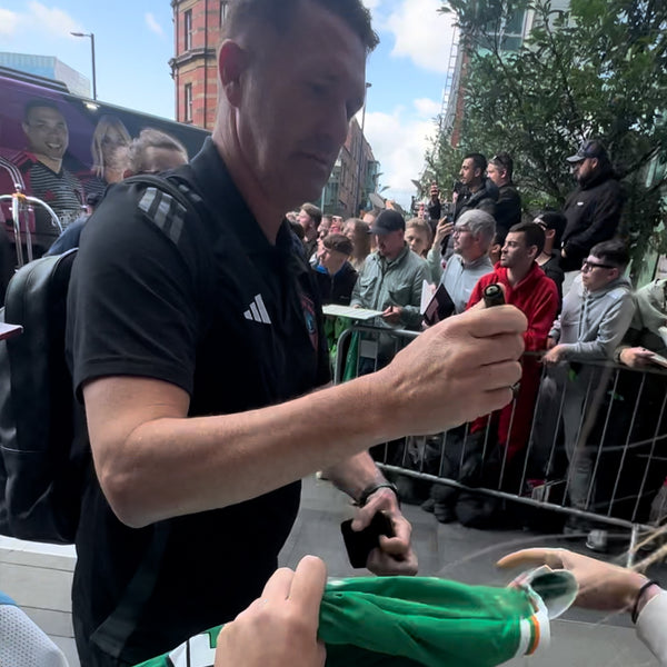 Robbie Keane Signed Ireland Shirt Home [10]