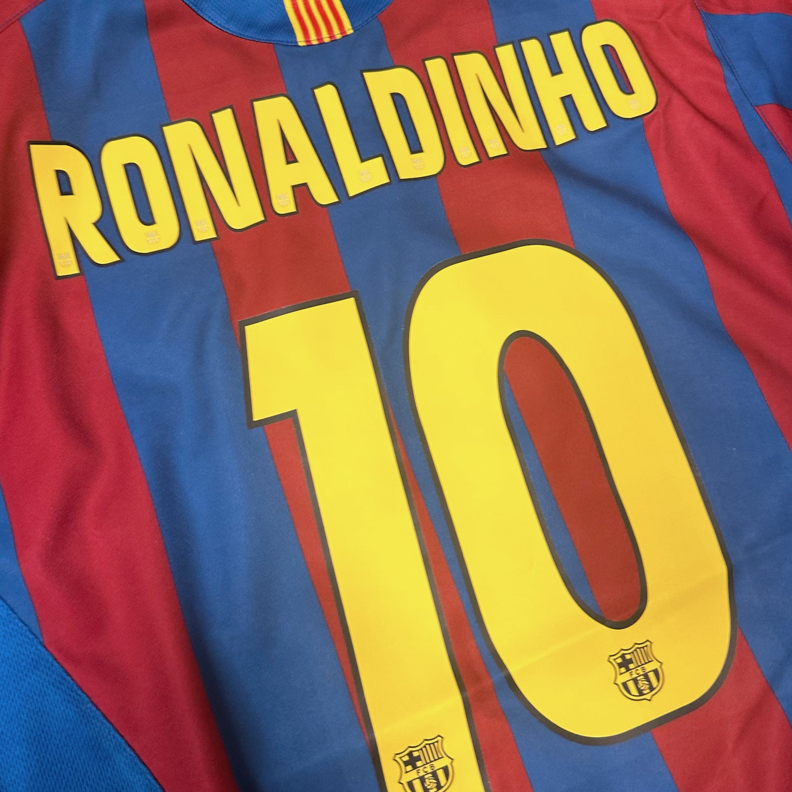 Barcelona 2005-06 Home Shirt Ronaldinho 10 | Nike